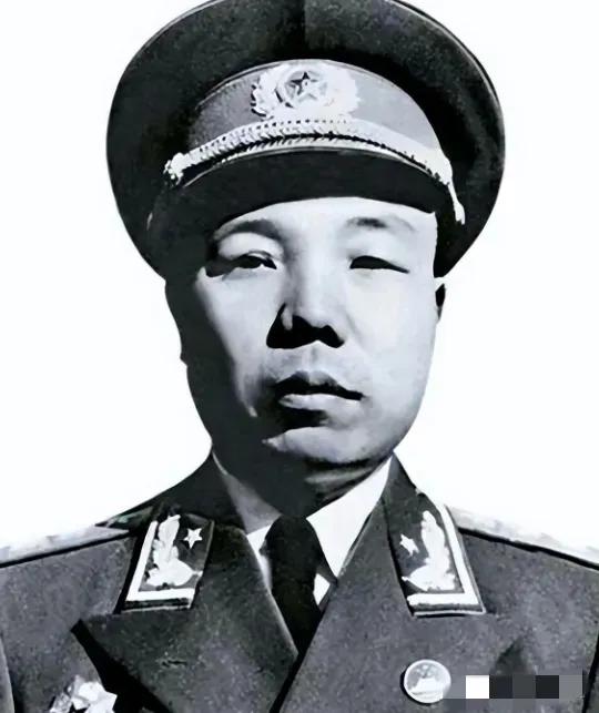 1935年，一个红军干部在筹粮时被土司抓走，萧华去谈判时，对方说：“要么把人留下