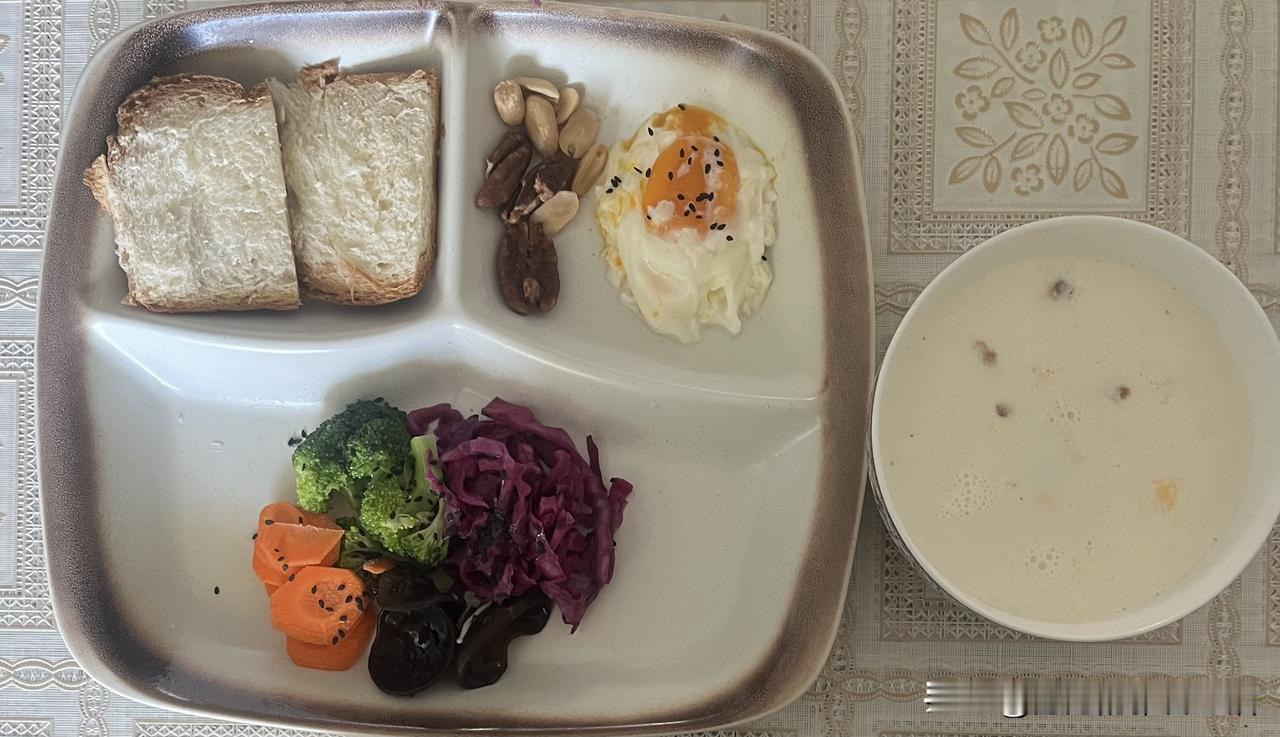 减脂控糖第四十九天，早餐还是基础款，牛奶，30g醪糟，荷包蛋，坚果，紫甘蓝、西兰