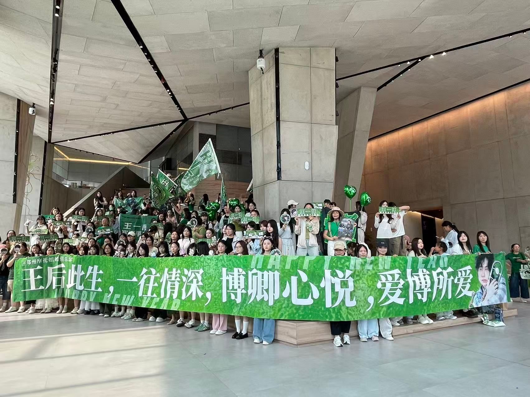 怪不得王一博是TOP商务王摩托永远是王一博最坚实的后盾 