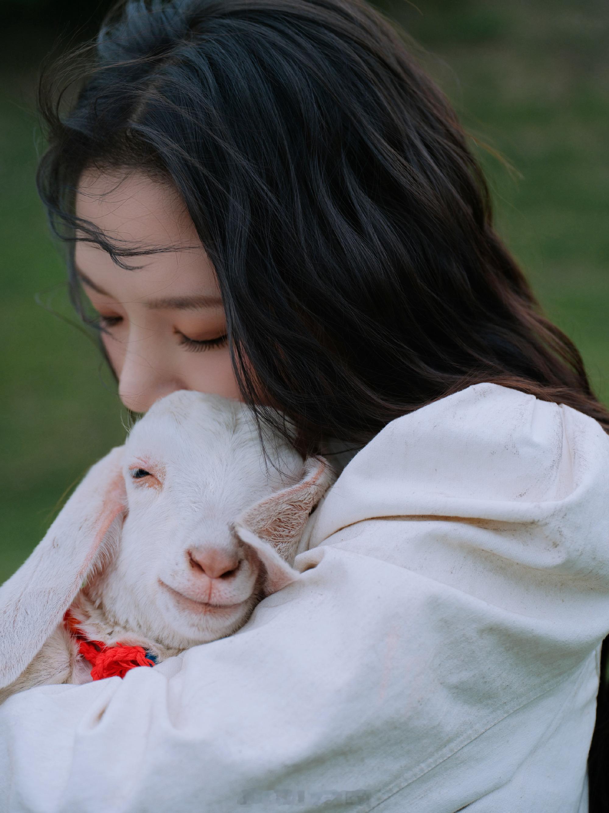 任敏化妆现场秒变KTV任敏化妆化到一半唱起来了任敏拍vlog化妆，化到一半就放声