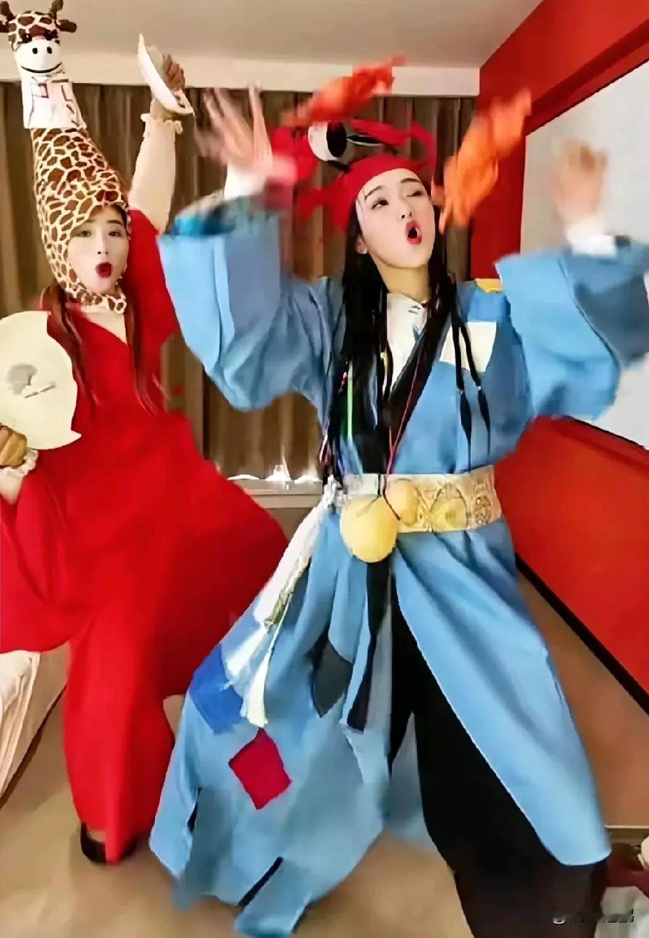 抖音平台上的两位“活宝”
  在抖音平台有两位女主播，不会唱歌，没有啥直播内容，