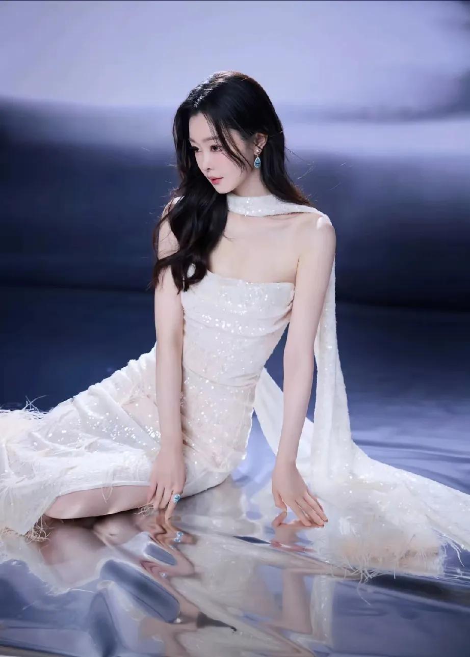 宋轶这次直接美出圈啦！舞台上，她身着带闪白纱裙，手持话筒，宛如从光里走来的精灵，