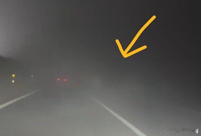 太奇葩了，这么大的雾，居然有不亮尾灯的卡车 