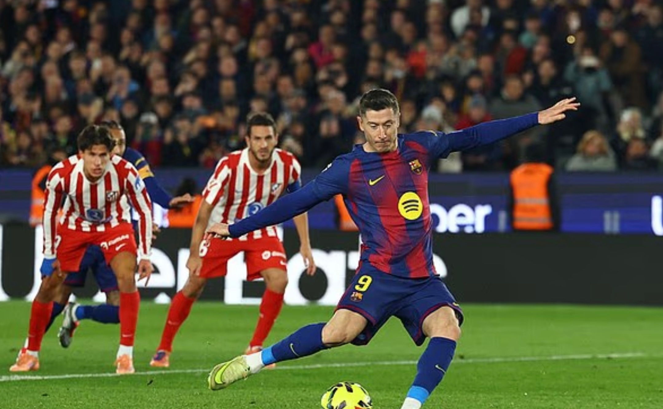 在今晨巴萨3-1击败马竞之战里，莱万多夫斯基罚丢点球。赛后，西班牙、欧洲各大媒体