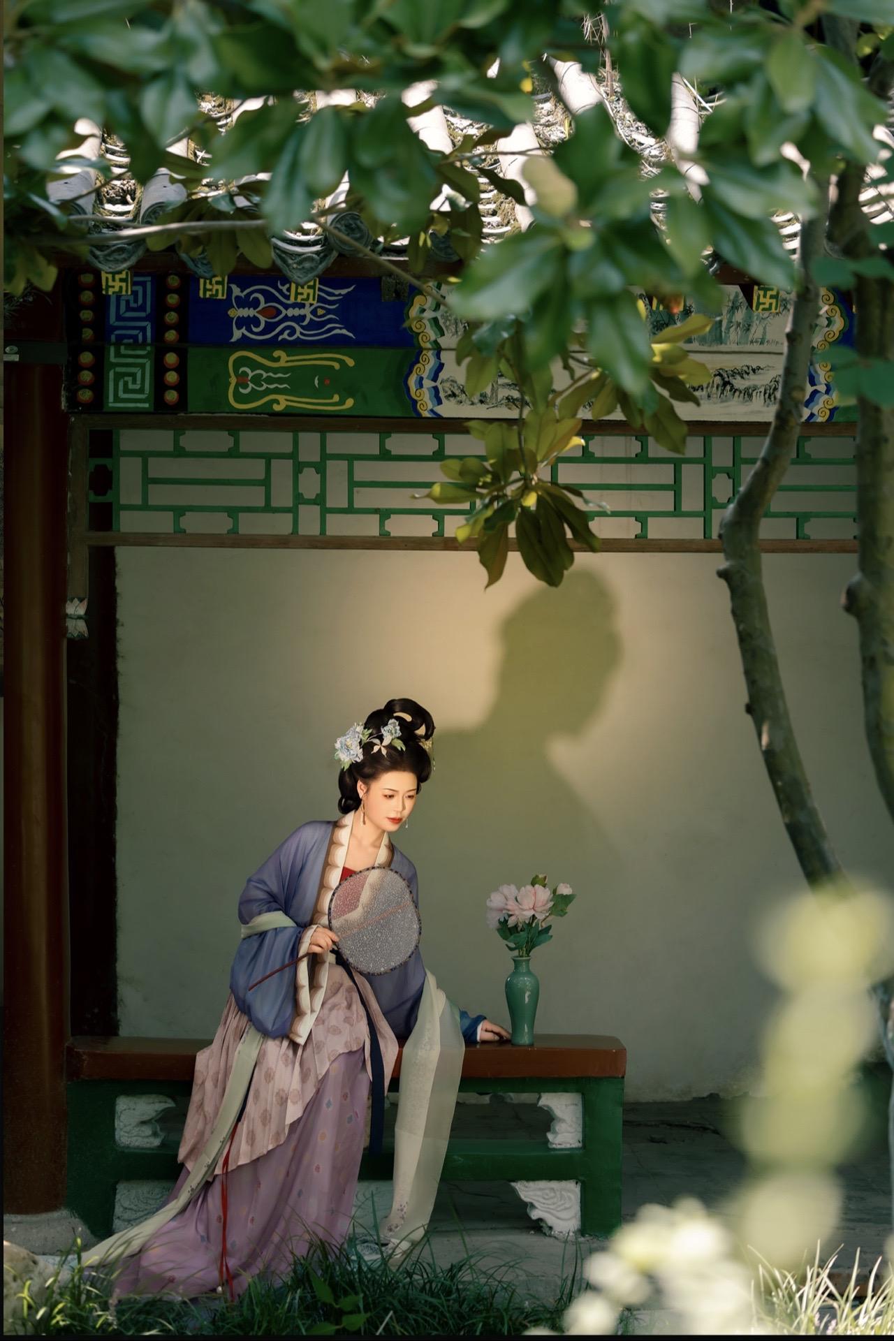 “暮光斜照入花窗，竹影摇曳映残墙。跪求，跪求，跪求，哪张做封面，谢谢