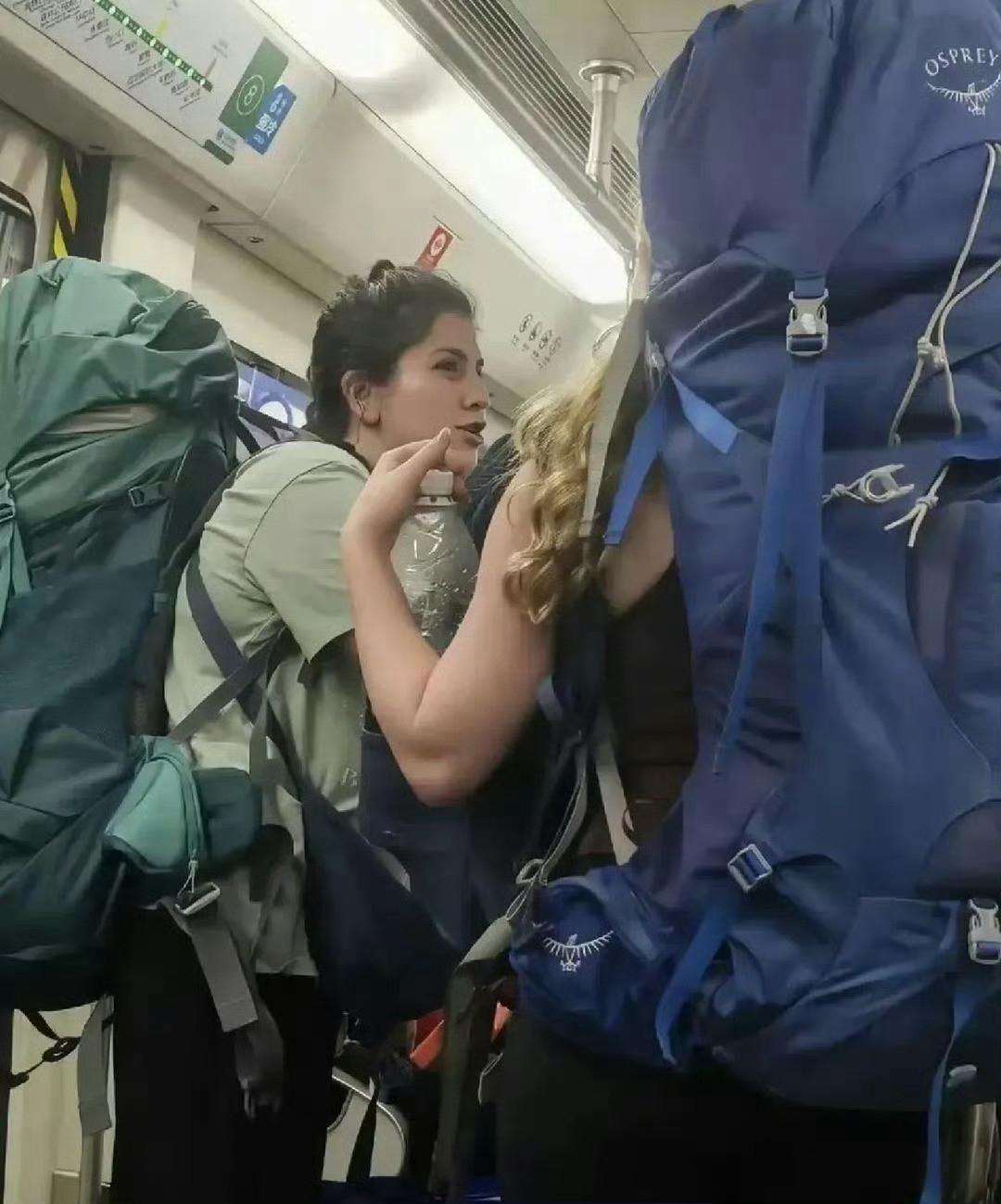 地铁上发生的一幕，不得不说被外国人惊呆了？