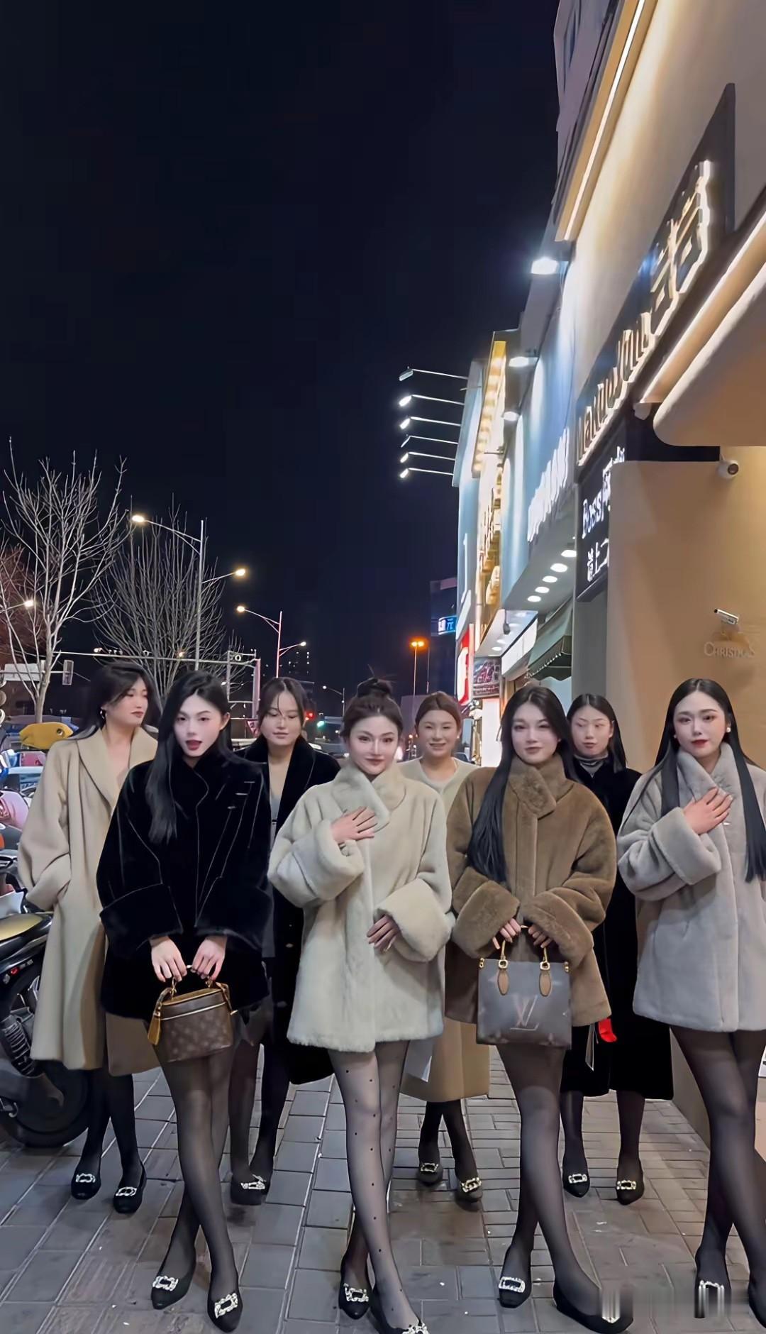 这是卖衣服的，还是卖鞋子的啊