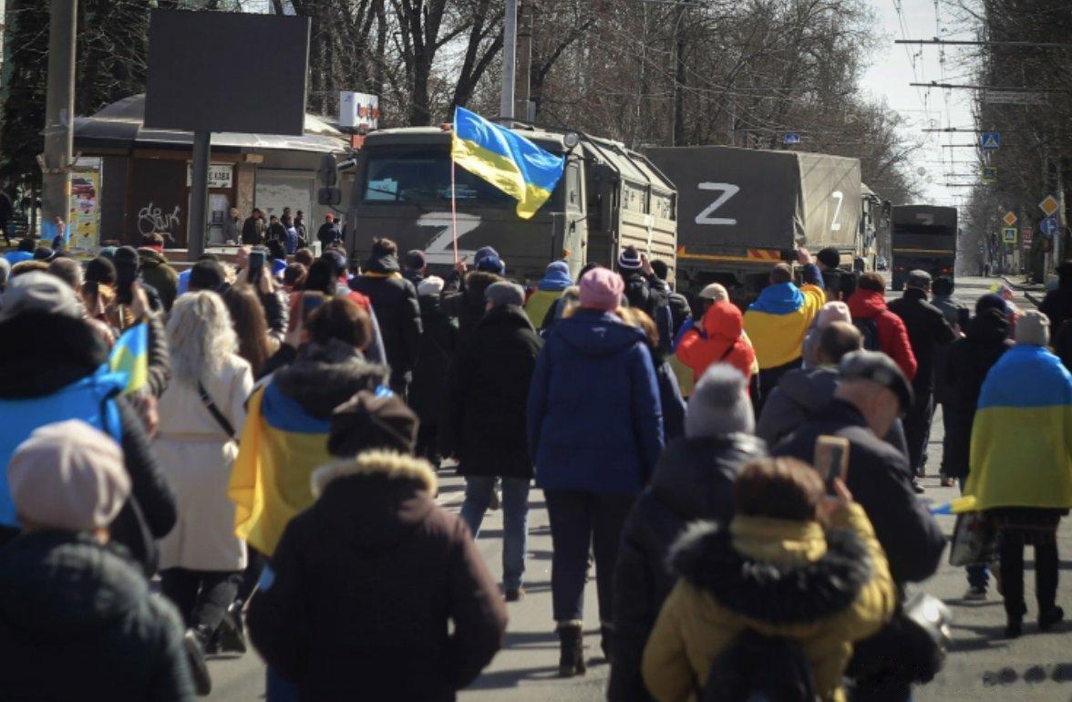 对一国元首个人能力和以往的政治经验要求越低的制度，更多地依赖执政系统的集体能力，