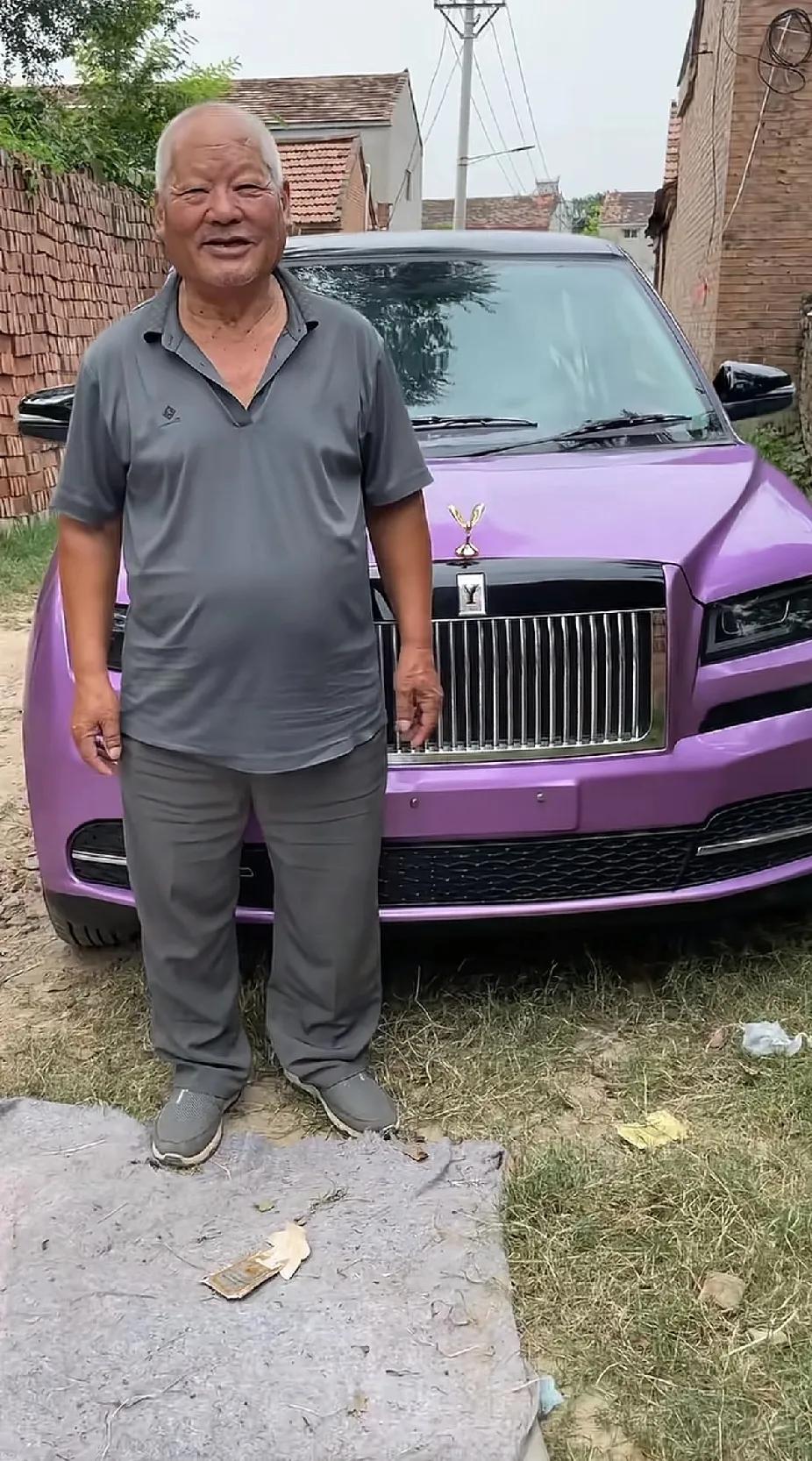 羡慕了！
邻居大爷喜提新车，他说一把年纪了不缺这三瓜两枣，年轻人有的他也有……