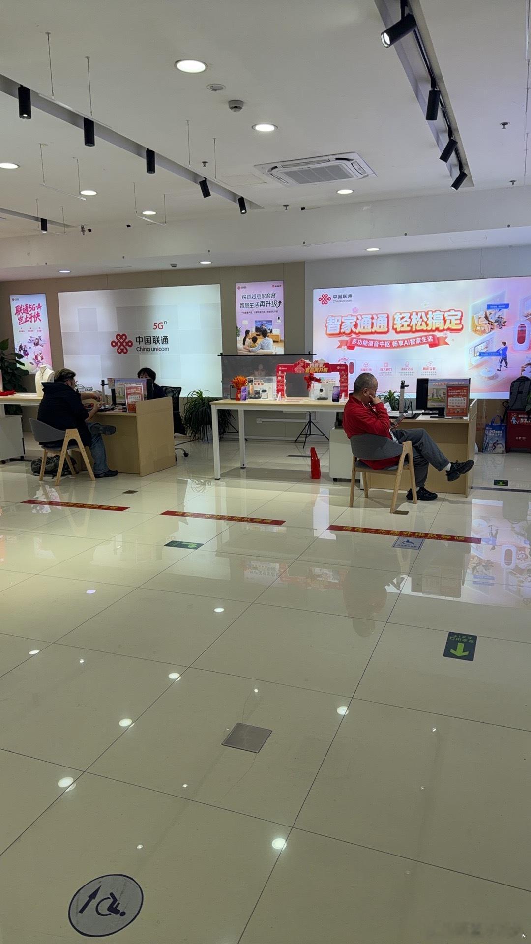 就在刚刚，我俩手机卡一起消磁了。我顶着雨立刻跑到了营业厅。所以很多事还没做只是因