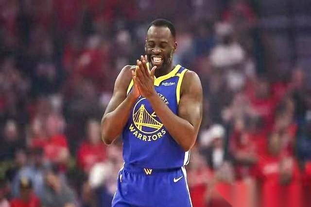 自家球星被禁赛，主教练居然在记者会上笑？还公开说“完全支持管理层的决定”？
这剧