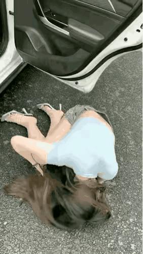 这个女子是怎么回事？到底发生什么事？是喝醉了？还是犯什么病？还是失恋了？看他的样