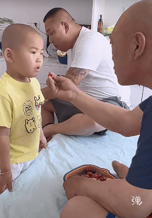 孩子说：我爸说你是老不s滴!我敢肯定这老爸肯定在孩子面前说过![捂脸]