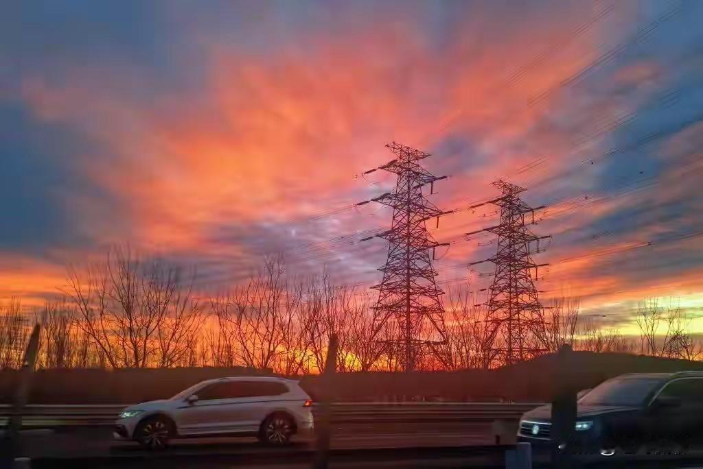 金融是指货币资金的融通及其相关活动，涵盖了货币发行、流通、存储、借贷、投资、保险