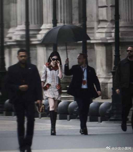 刘亦菲撑伞神图 刘亦菲撑伞神图来了！完全是神了兄弟发丝随着路过时带起的风扬起，茜