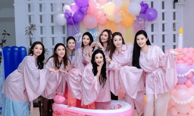 女人活成这样，应该会很知足了吧。
这几天，我被55岁钟丽缇给惊艳到了！
母女四人