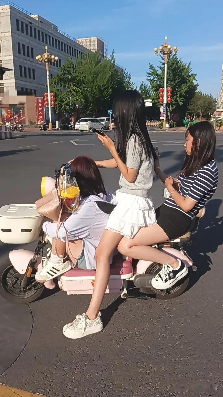 简直亮瞎你的眼！
哎呀，这样骑电动车，岂不是太危险了？

我之前看到骑电动车都是