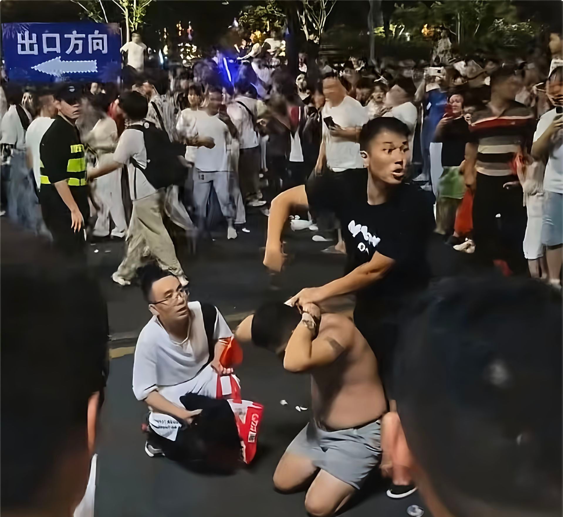 真够离谱的……这个人在秋水广场看完烟花之后 用南昌话找孩子“我崽尼 我崽尼”被人