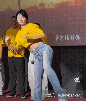 八块腹肌，满是肌肉的腿和臀，一个女生单论这个身材管理，有几个明星能够做到的?[大