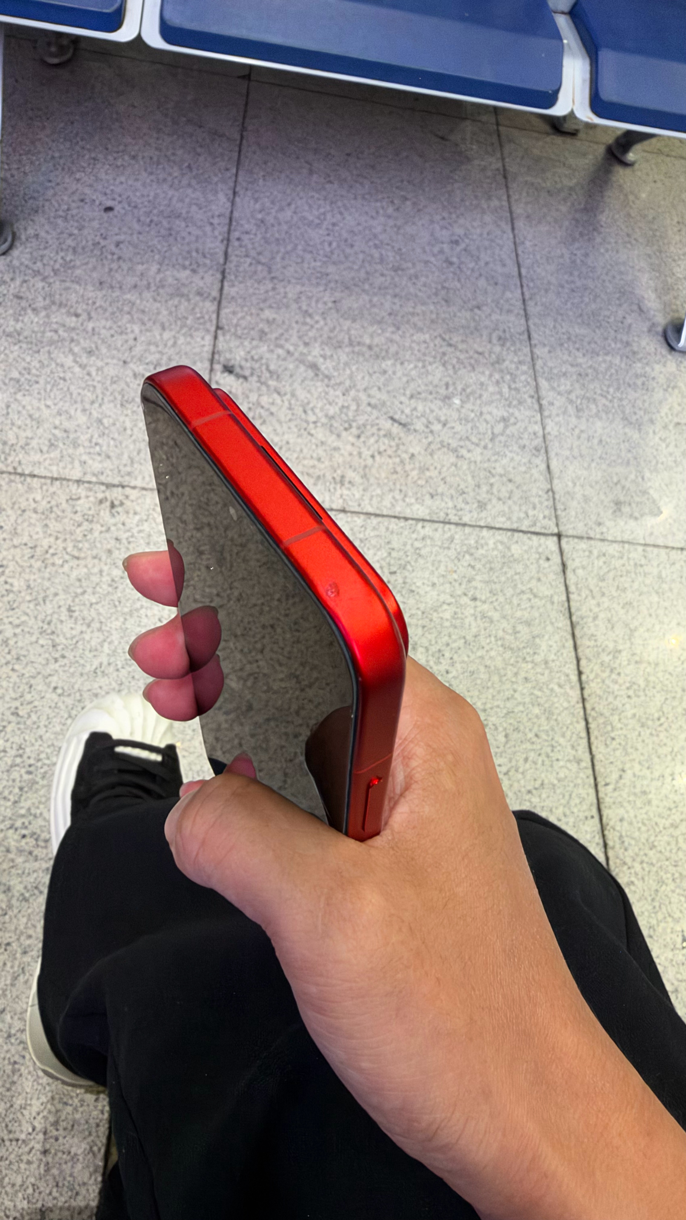 刚刚下车把小米18 Pro Max摔了一下，难受死了。[泪] ​​​