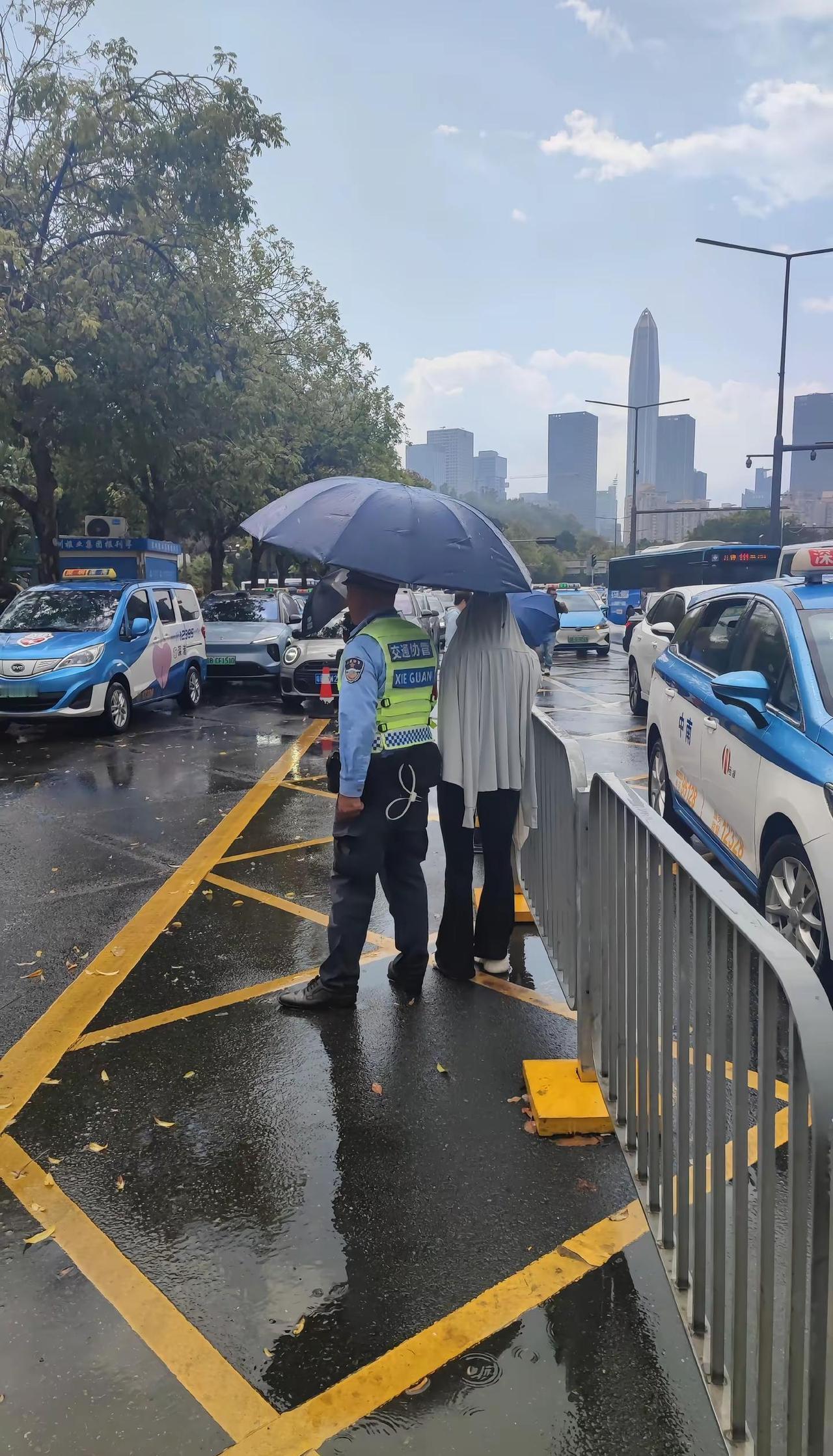 今天风雨很大，却很有安全感。最美交警。深圳的街头风很大，雨很急，市民却很有安全感