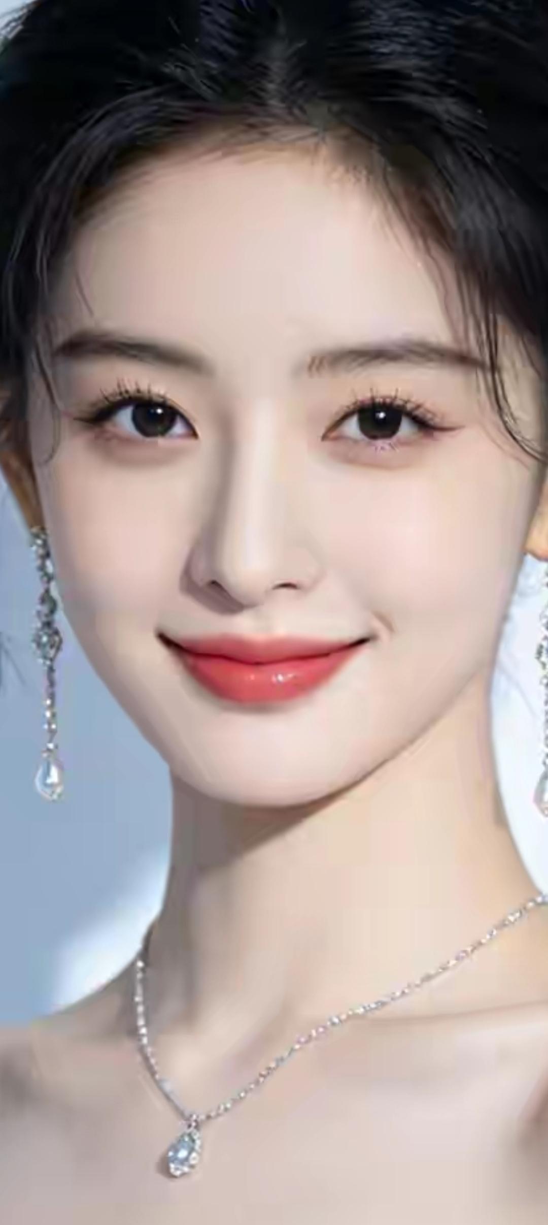 温柔甜美的微笑，闪耀的耳环和项链，完美无瑕的妆容，散发着优雅的魅力。