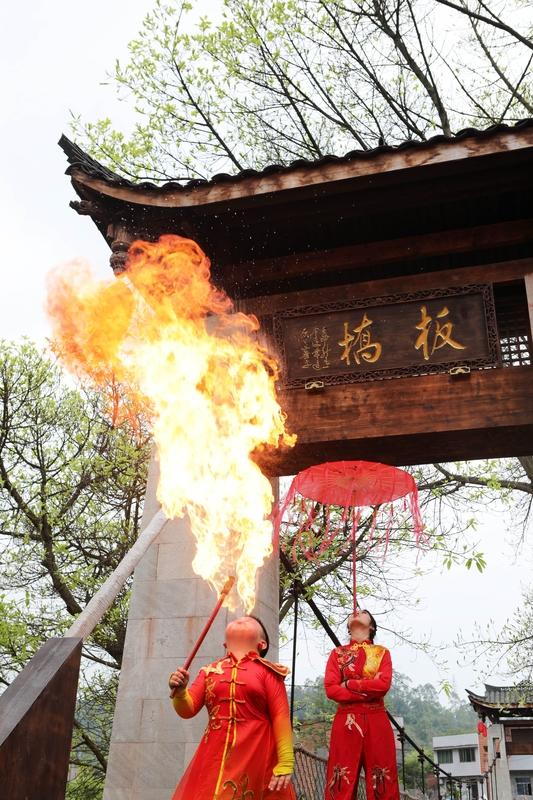 外国友人惊叹川剧喷火 外国友人惊叹川剧喷火
川剧喷火魅力十足，总能让外国友人眼前