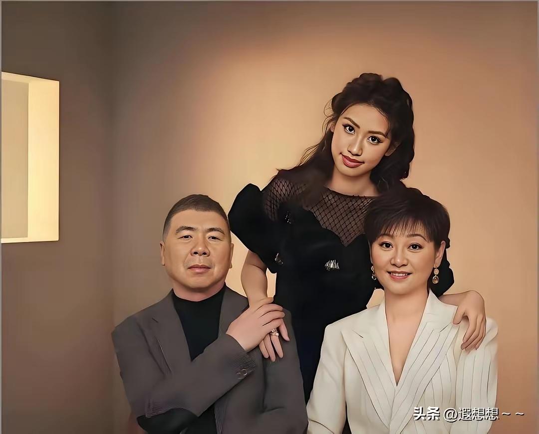 刷到冯小刚、徐帆和他们的养女徐朵这张全家福时，我们的感觉是徐朵和徐帆貌似有疏离感