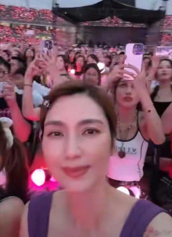 洪欣54岁陪女儿追BLACKPINK，美貌超在线！母女同框似姐妹，孩子颜值超高，