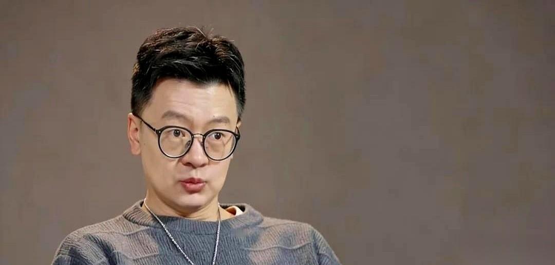 那个剧《日落时分说爱你》，算是把建筑圈一层窗户纸给捅破了。
女主爱上一个“著名建