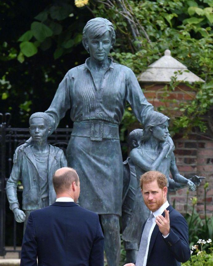 不搬了！威廉王子态度强硬，英国王后卡米拉想撤走戴安娜王妃在肯辛顿宫的铜像，毕竟王