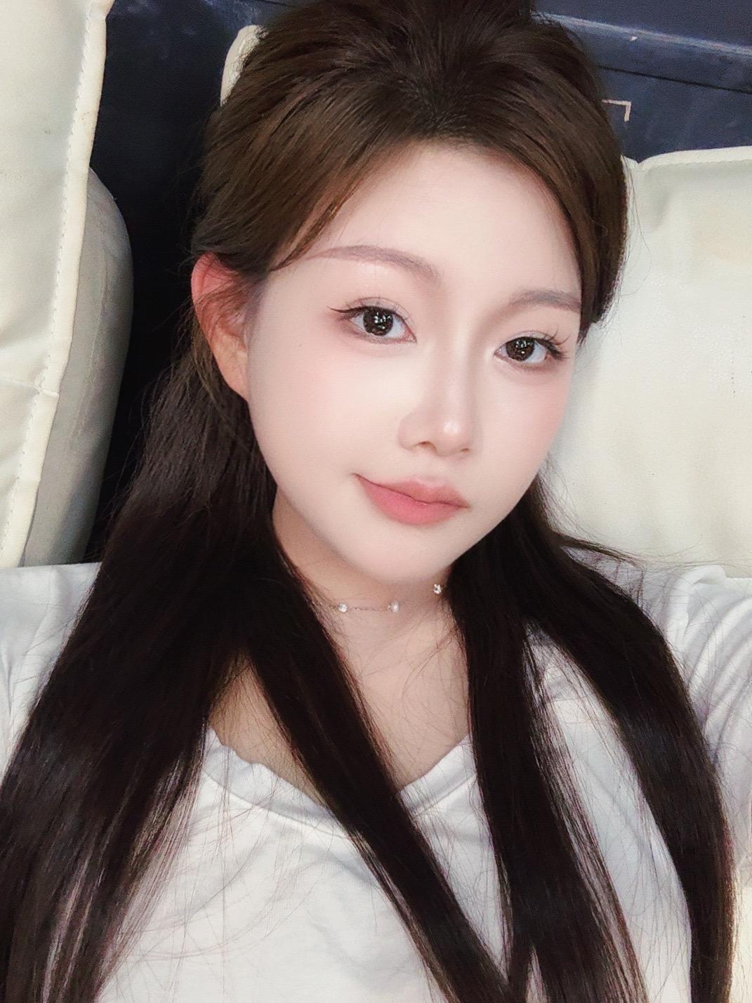 祝我们家小姐姐们女神快乐，都是女王👑，只要皱纹不长在心里，我们就永远...