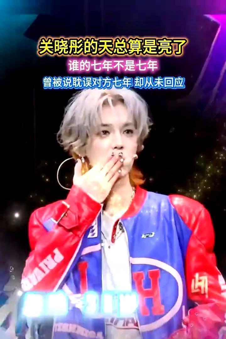 寒夜里裹大衣苦等两小时，狗仔都熬走了她还没走。
祝福停了，公司注销了，同框更是两