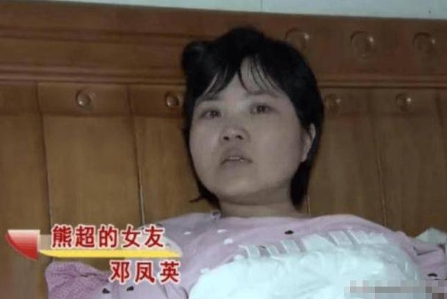 2015年，34岁的云南女子瘫痪在床，由于无父无母的原因，相恋12年的男友，每天