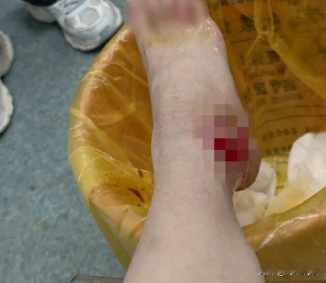 深圳，一对男女在火锅店约会，迫不及待的就开始亲热，没想到男生忘情了就摔倒了，还把