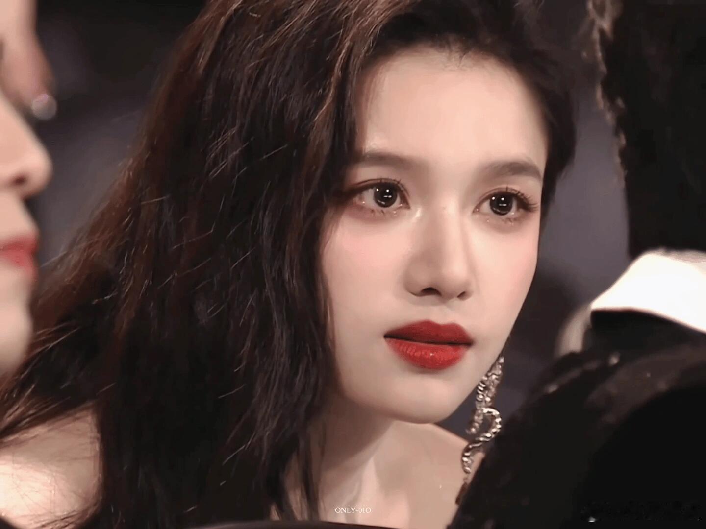 张婧仪 眉骨遮光 刷到张婧仪眉骨遮光的图，我立马发给闺蜜：看看！这才是真正的顶级