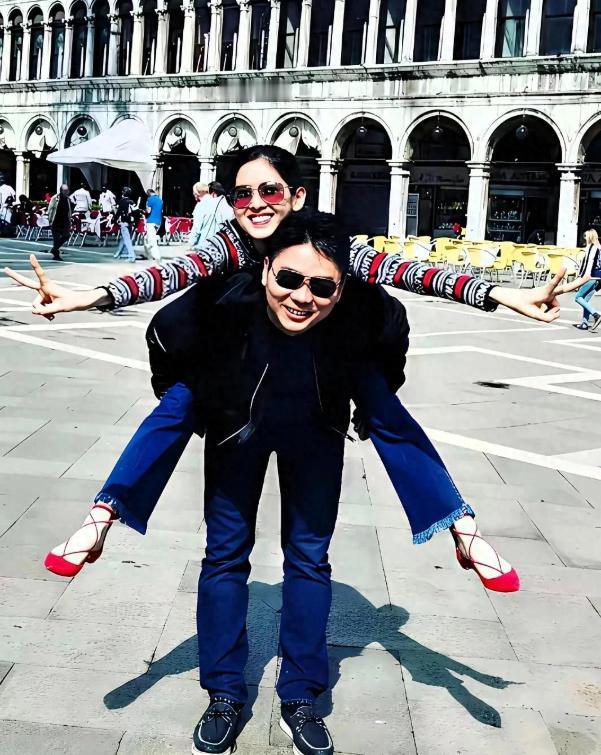 老夫少妻？刘强东和王石的妻子都想当独立女性，拥有自己的事业。
自古以来，人们对于