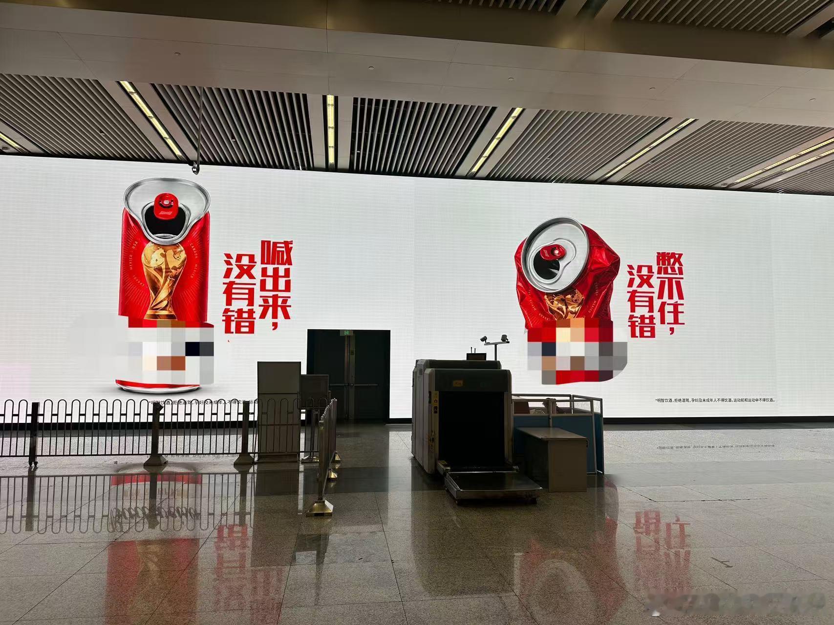 上海虹桥这个大屏太懂球迷了看球情绪不用藏 很难得见到这么贴合球迷的户外大屏，细致