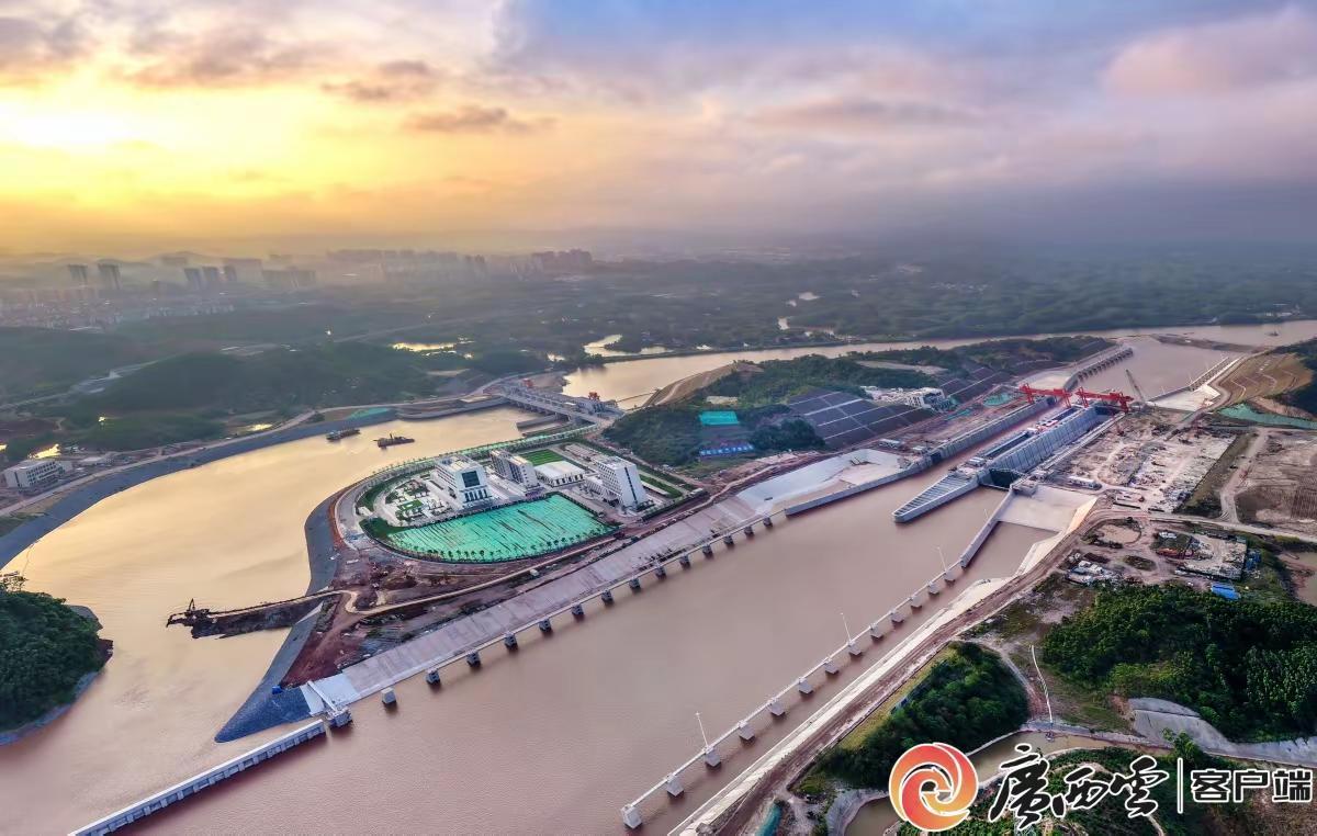 一江贯通江海，钦州先享时代红利。平陆运河通航在即，扼守江海衔接关键节点的钦州，坐