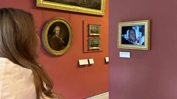 蒙巴顿-温莎被捕照片悬挂在巴黎卢浮宫

一些社会活动人士，前往法国巴黎卢浮宫，突