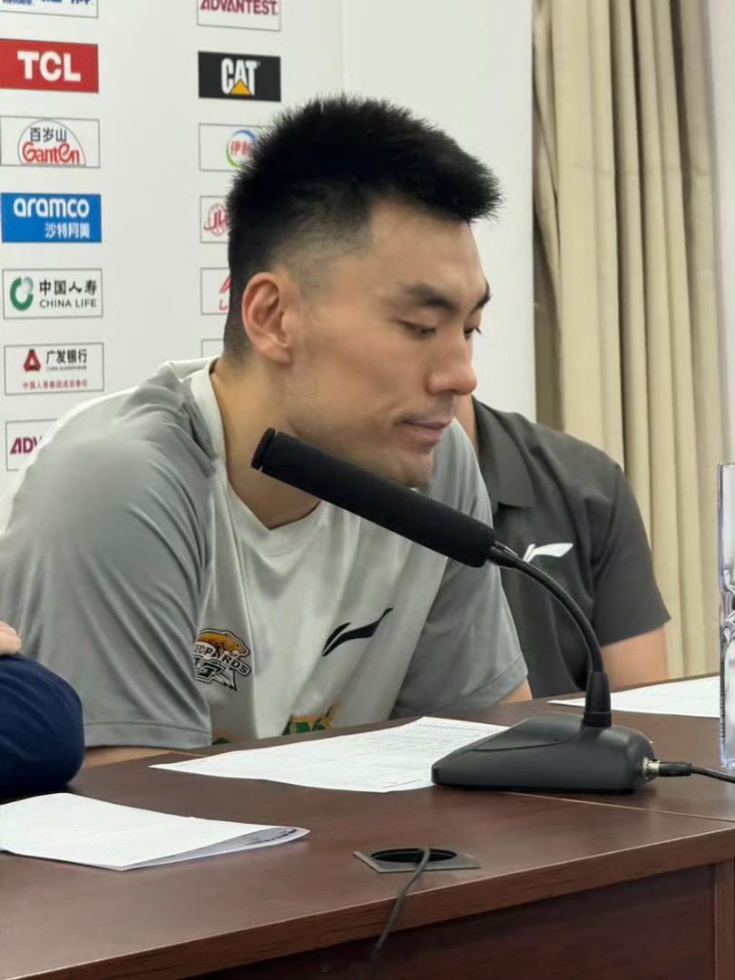 李晓旭宣布退役。二哥可以说是中国篮球圈的一个榜样式人物了，一人一城，一人一城！李