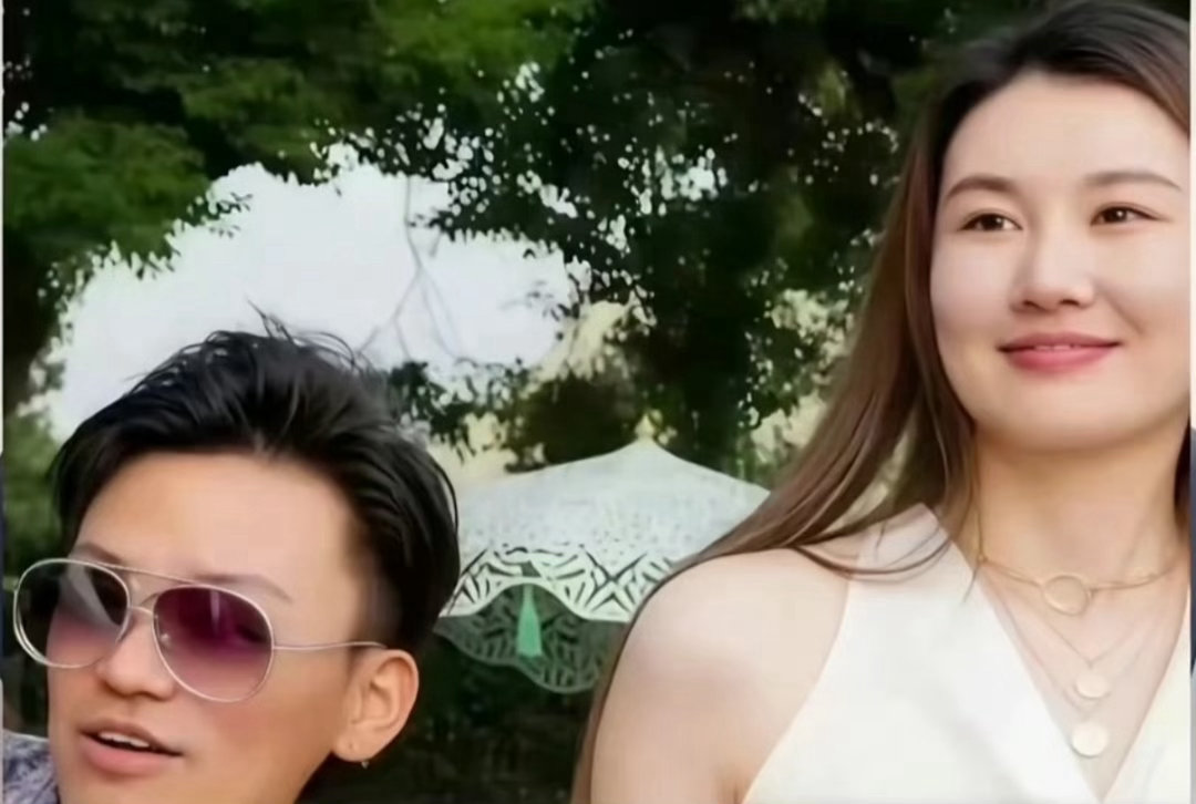 王宝强冯清相恋八年王宝强与女友相恋八年感情稳定一同现身好友婚礼大方同框，不经意对