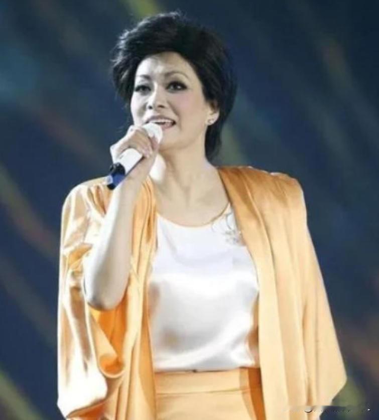 2021年，毛阿敏富商丈夫突然去世后，有人问她，“考虑过再嫁吗？”但毛阿敏坚定地