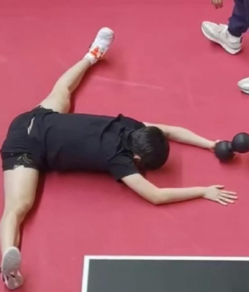 大家猜猜王楚钦手握黑黑球，是干什么用的。王楚钦这劈叉，看着就离谱！轻轻松松一字马