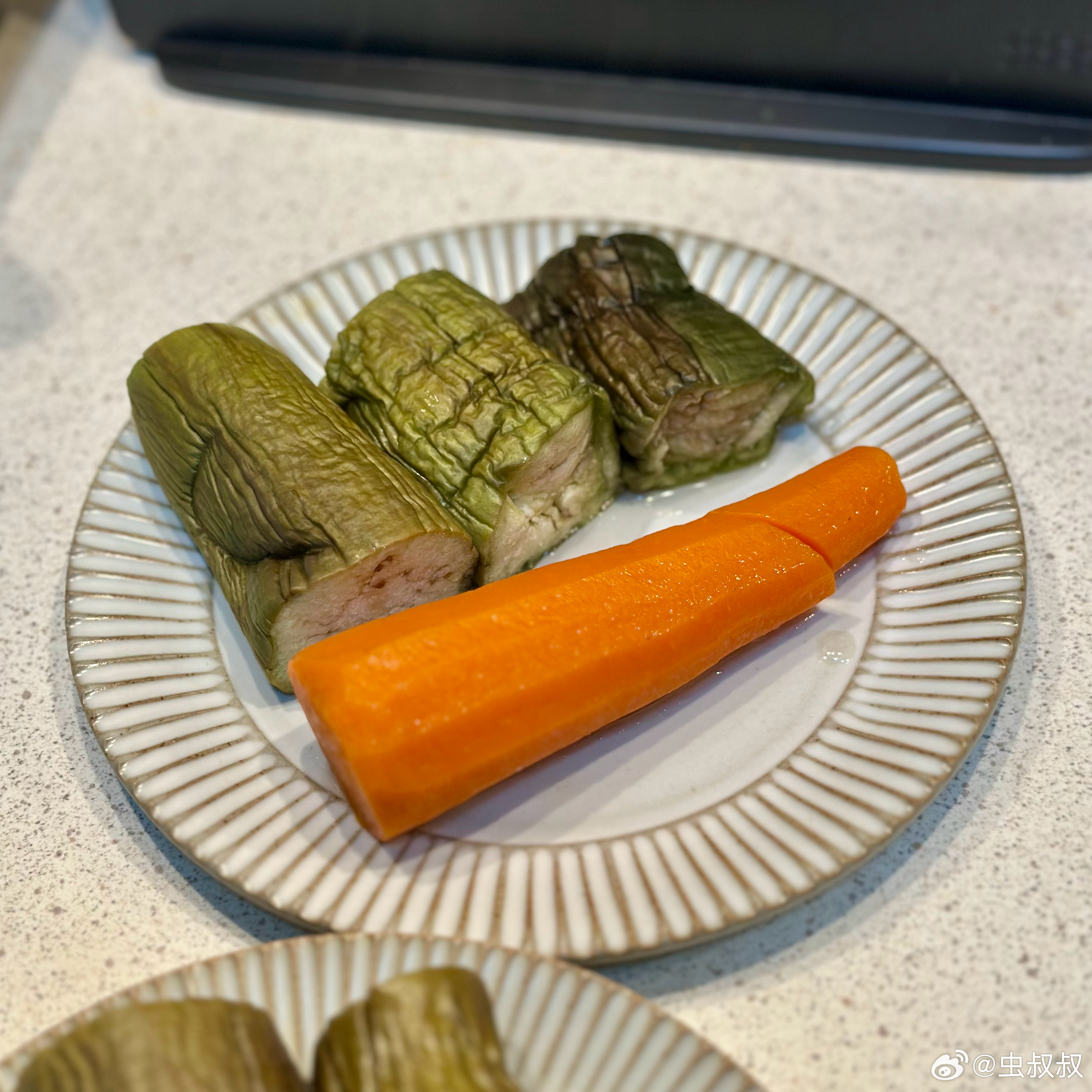 晚餐。半条清蒸多宝鱼，蒸茄子，今天炖了牛肉，胡萝卜是跟牛肉一起炖的，肉明天再吃。