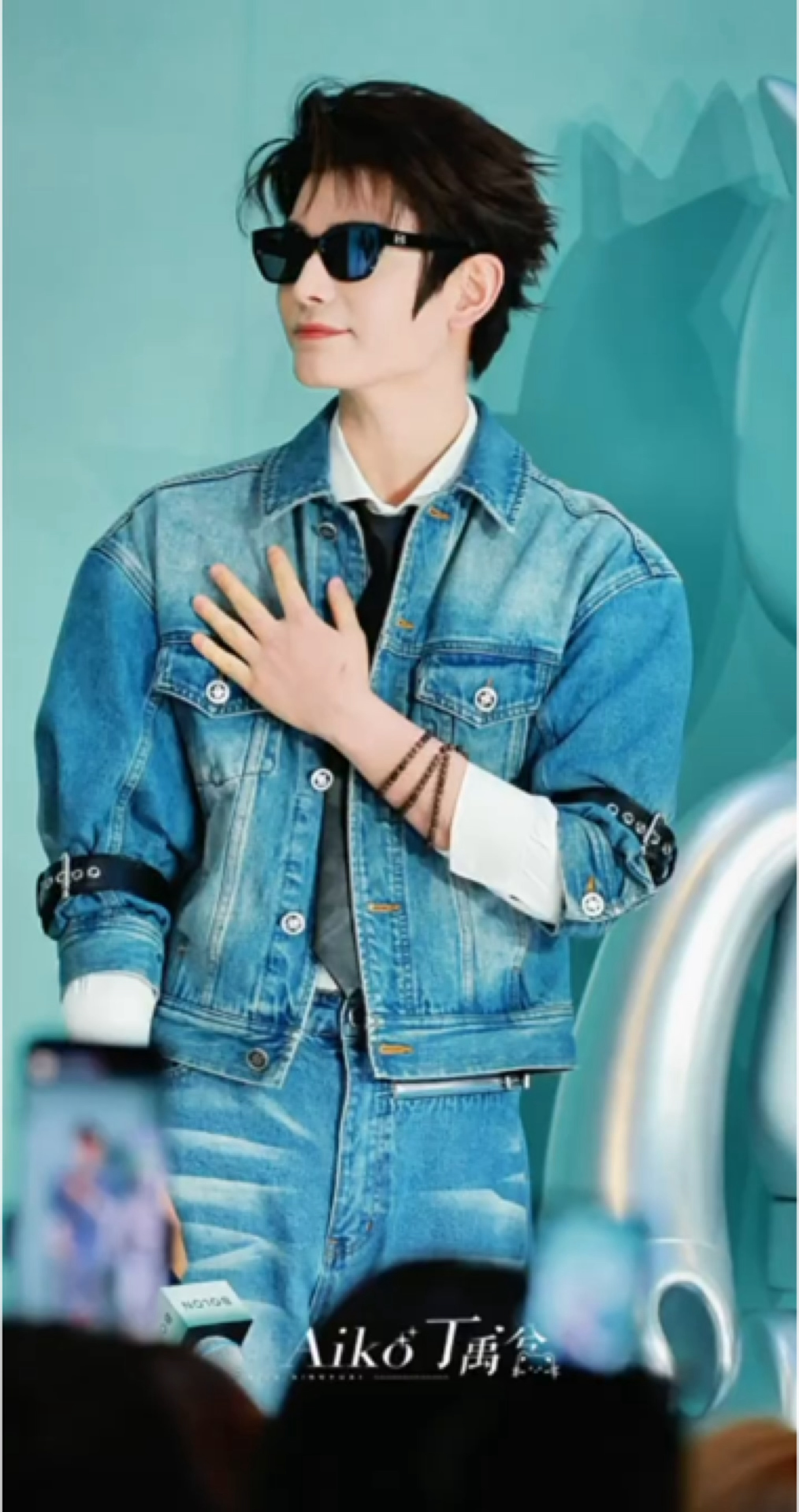 丁禹兮西安暴龙线下见面会状态太好了！牛仔套装+墨镜造型 利落又拽酷。 