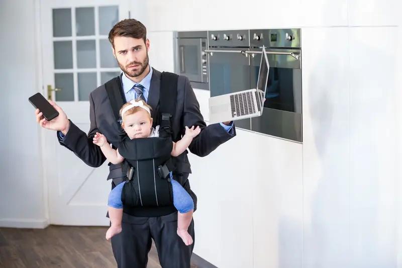 男人当然能辞职在家带孩子。我认识个30岁的哥们，辞掉月薪上万的工作回家带娃，周围