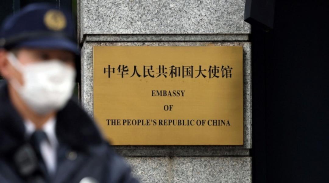 我很好奇，进入使馆区，按理说是中国领土。谁把他制服？日本地方警察怎么可以带走？不