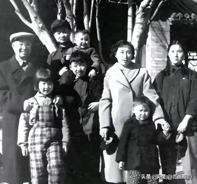 1958年，陈庚的儿媳妇钱如琴第一次来家后，看到开门的竟然是一名身穿便衣，头戴瓜