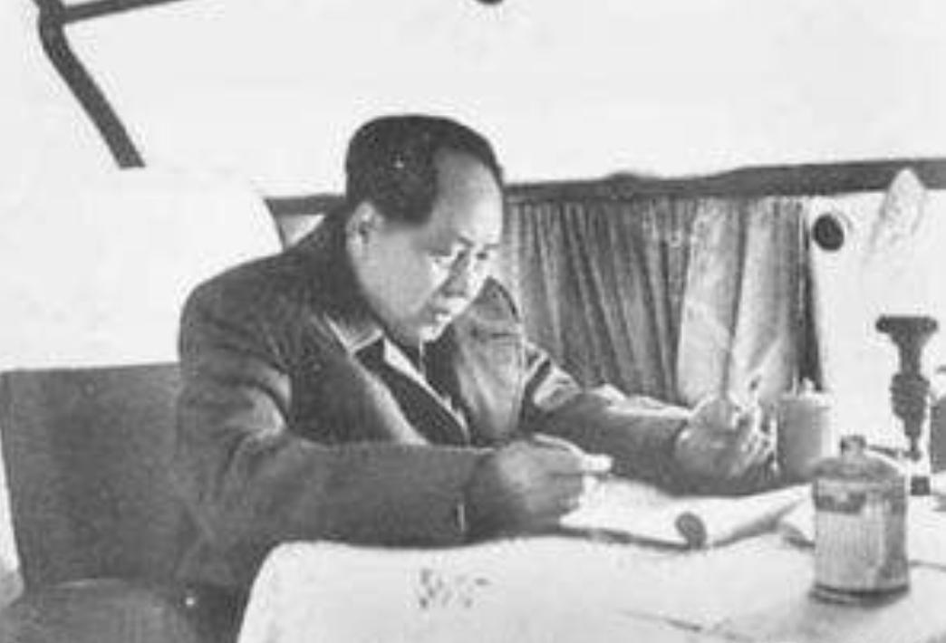 1976年，毛主席过的除夕，晚餐就是一条鱼，没吃几口便不吃了。晚年的毛主席，很孤